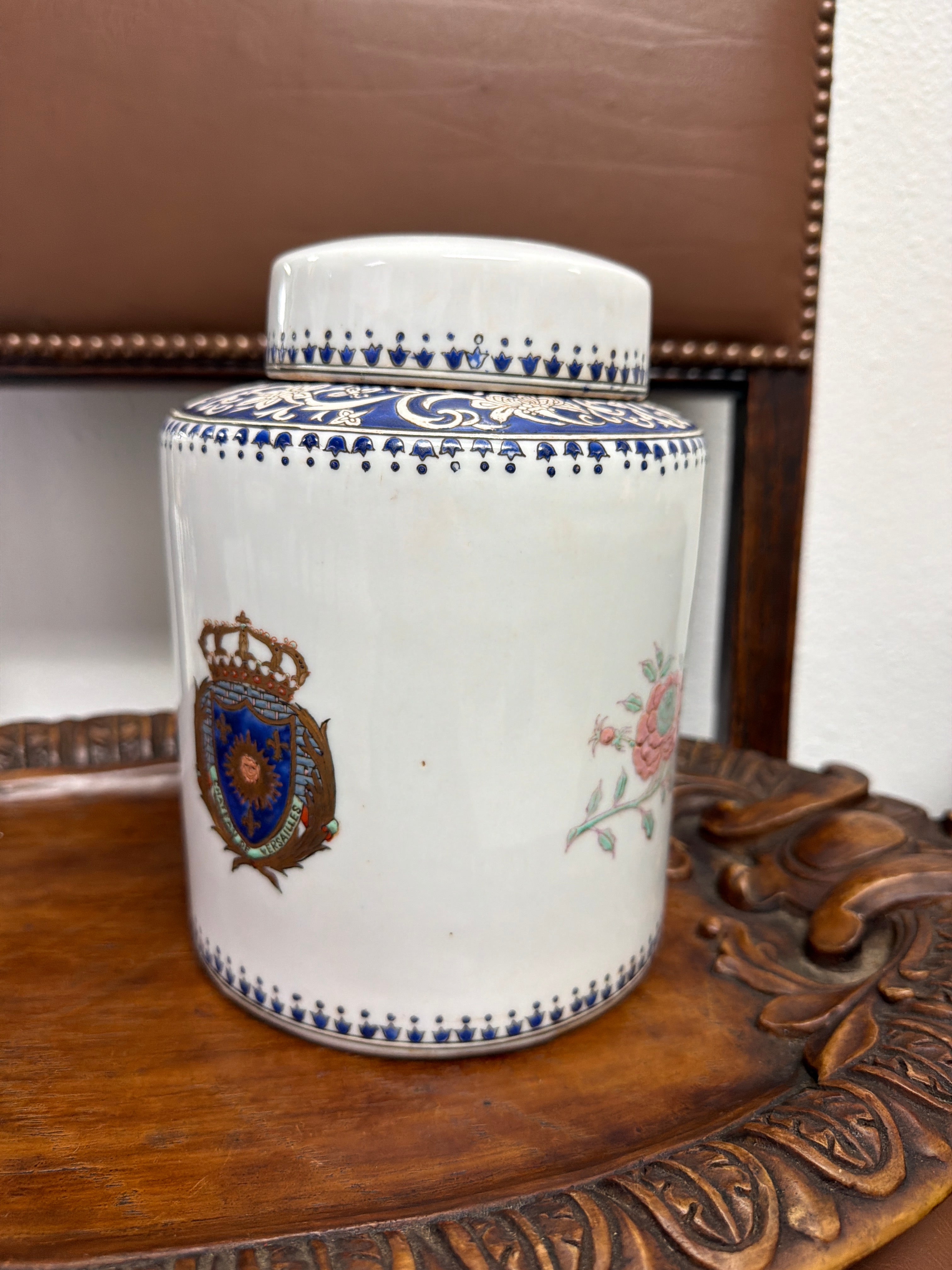 Chateau de Versailles Hand-painted Chinese Export Porcelain Armorial Lidded Jar