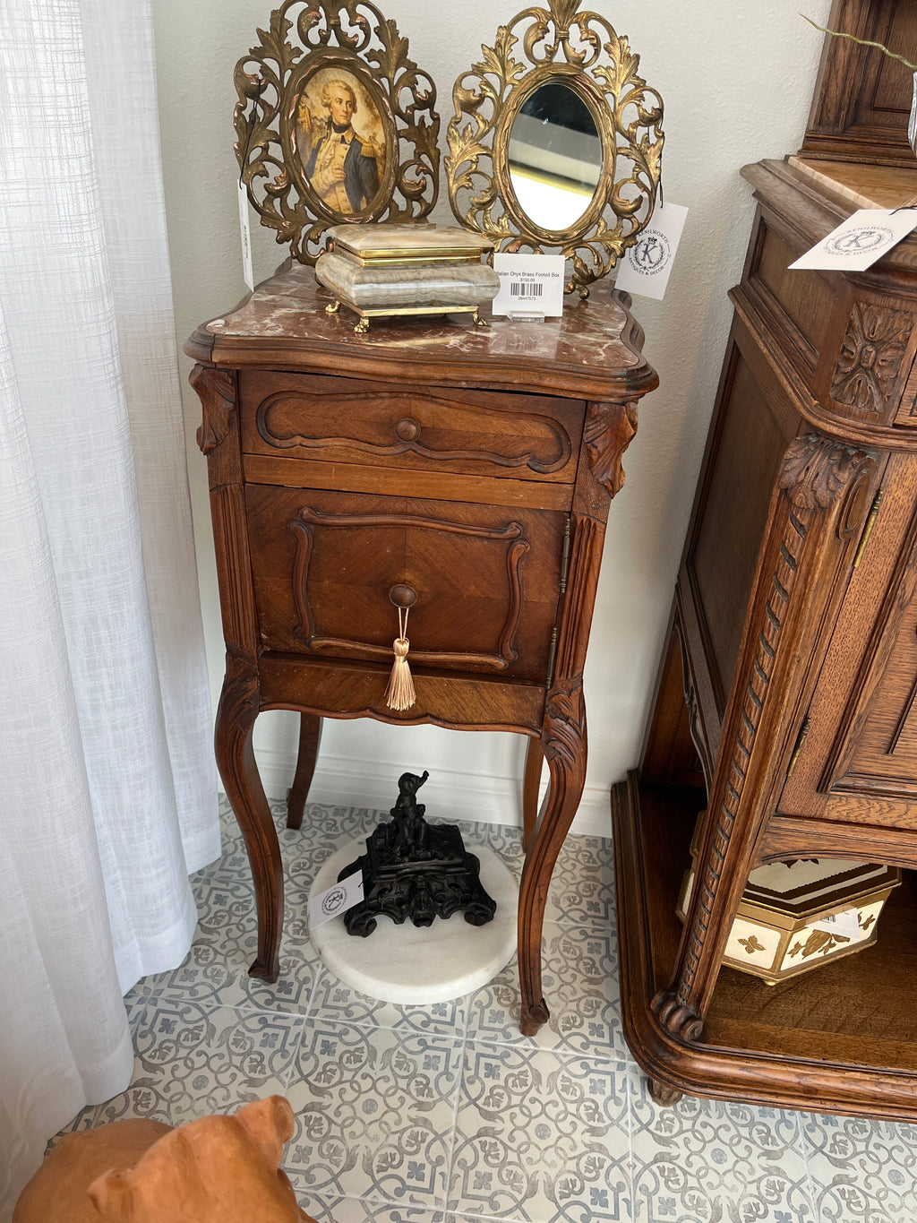 French Louis XV style walnut nightstand with marble top (Burgundy)