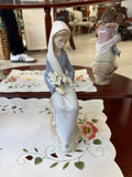 Lladro Porcelain Figurine, Girl with Lilies Sitting